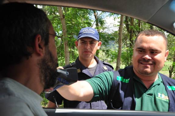 Fazendo um teste de bafômetro em estrada entre San Pedro Sula e Copán Ruinas, em Honduras